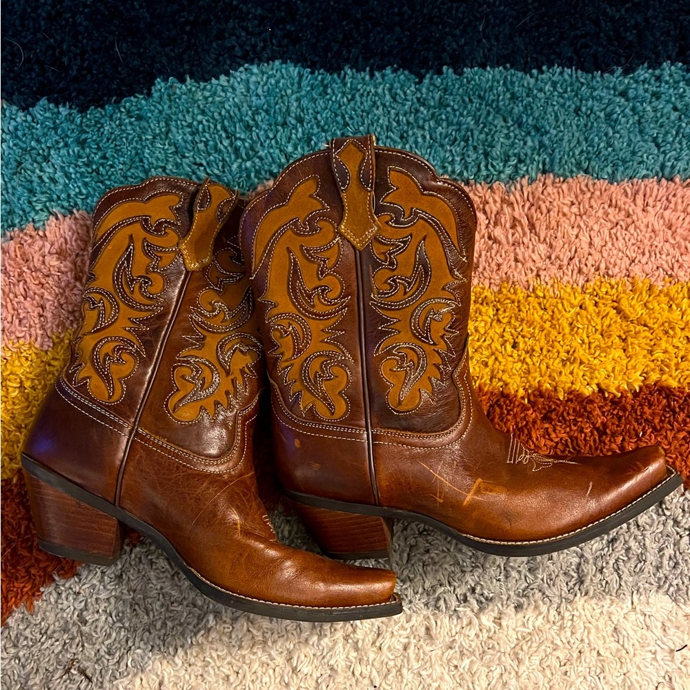 Ariat brown cowgirl boots. Barely worn!